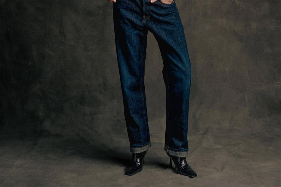 Dürften jetzt wieder häufiger zu sehen sein: gerade geschnittene Jeans und Gürtel mit prägnanter Schnalle. Hier ein Kombinationsbeispiel von Replay (Shirt ca. 59 Euro, Jeansjacke ca. 269 Euro, Jeans ca. 159 Euro. Gürtel ca. 89 Euro, Tasche ca. 149 Euro, Schuhe ca. 150 Euro).Replay/dpa-tmn