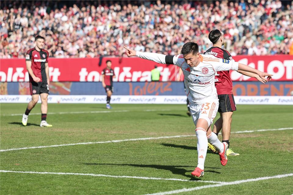 Düsseldorfs Shinta Appelkamp jubelt nach seinem Tor zum 1:0.Daniel Löb/dpa