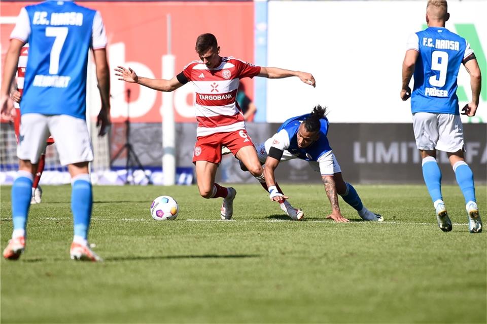 Fortuna setzt sich oben fest: 3:1 bei Hansa Rostock Düsseldorfs Yannik Engelhardt (l-r) verteidigt den Ball gegen Rostocks Juan Jose Perea Mendoza.