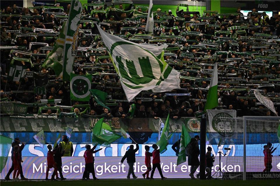 Düstere Zeiten beim VfL Wolfsburg: Erstmals seit 1996/97 spielt der Verein zweitklassig. (Archivbild)Swen Pförtner/dpa