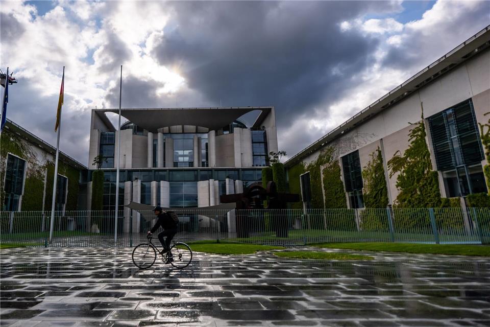 Düsternis überm Kanzleramt: Regenwolken ziehen während der Beratungen des Koalitionsausschusses über die Reagierungszentrale.Michael Kappeler/dpa