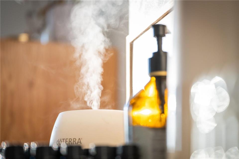 Dufte - aber auch sauber? Damit der Aroma-Diffuser nicht zur Keimschleuder wird, sollte er einmal wöchentlich gründlich gereinigt werden.Zacharie Scheurer/dpa-tmn