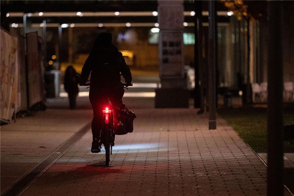 Dunkle Ecken - helles Licht: Richtig beleuchtet sind Radler bei Nacht sicher und gesetzeskonform unterwegs.Marijan Murat/dpa
