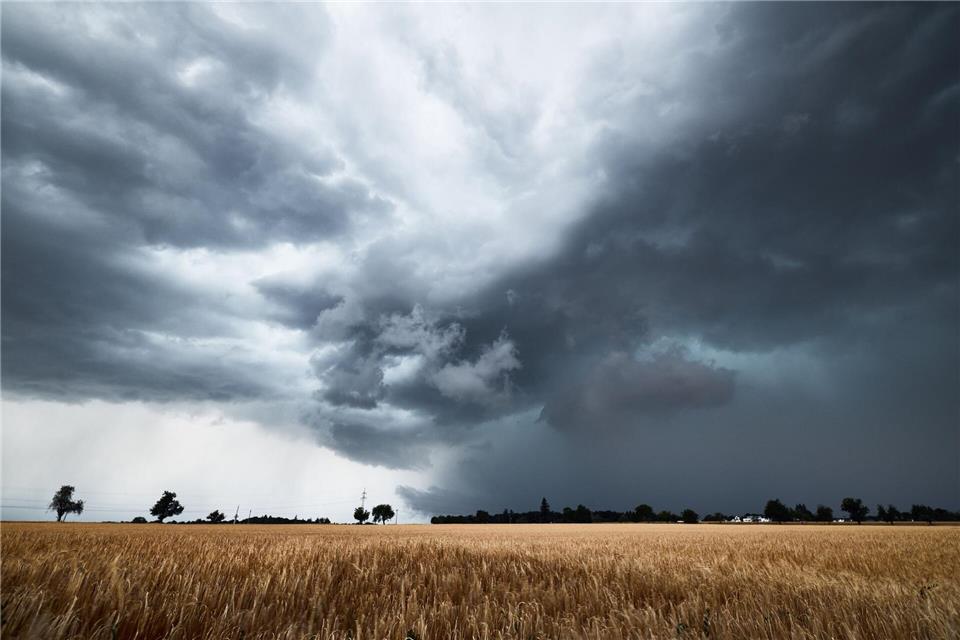 Dunkle Gewitterwolken sind am Himmel über dem Landkreis Tübingen zu sehen.Nicklas Walther/onw-images/dpa