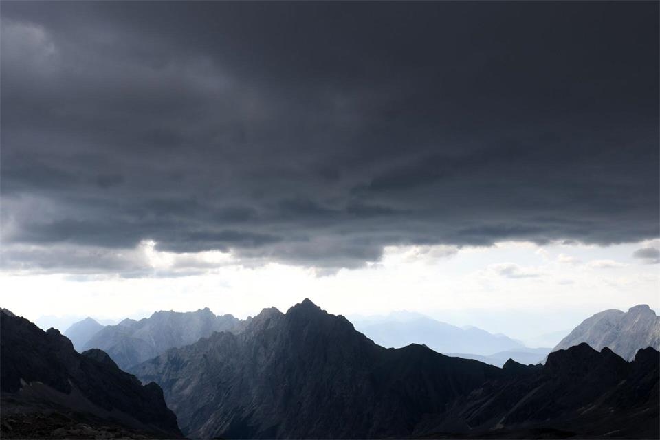 Dunkle Regenwolken ziehen über das Zugspitzplatt: Bei Unwettern sollten Wanderer möglichst nicht in den Bergen unterwegs sein.picture alliance/dpa