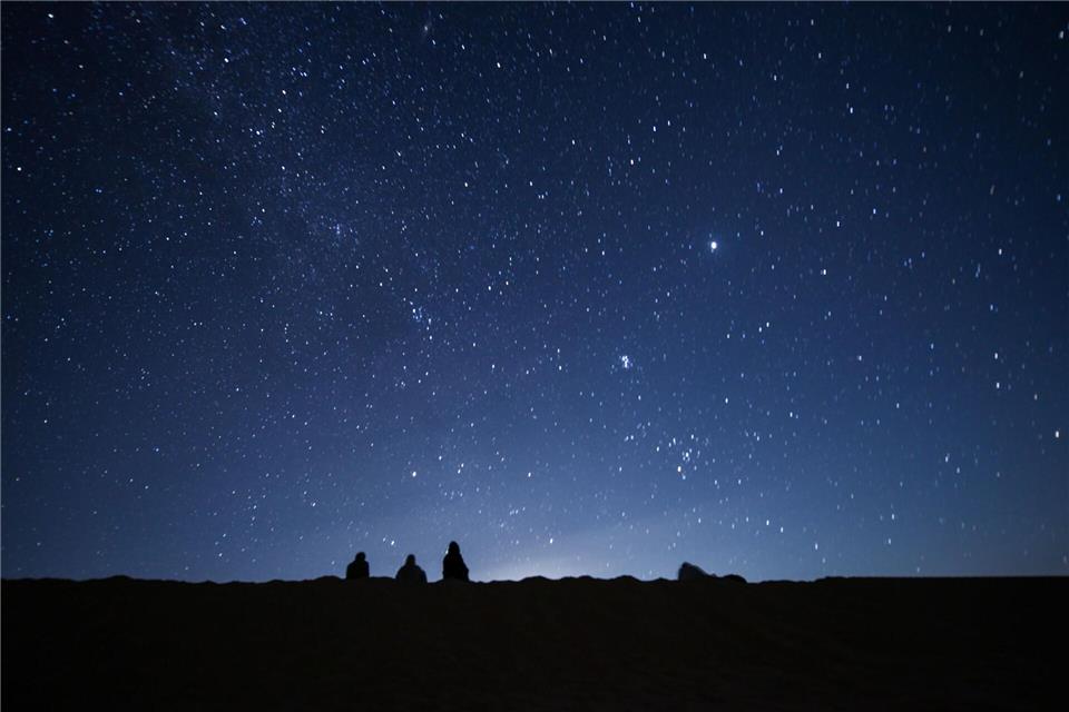 Dunkle Standorte fernab von Lichtverschmutzung sind ideal für Astrofotografie mit dem Smartphone.Sayed Hassan/dpa/dpa-tmn
