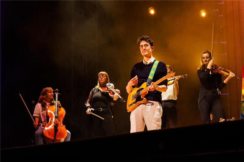 Dunkle Stimme, mitreißender Groove: AnnenMayKantereit kommen auch nach Hamburg. (Archivbild)Philipp von Ditfurth/dpa