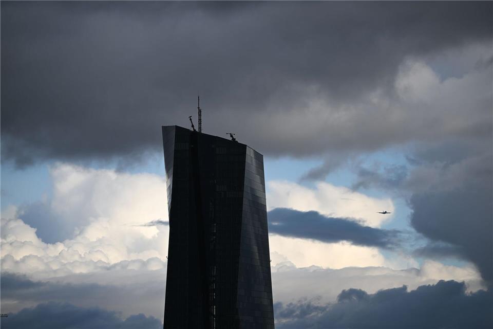 Dunkle Wolken gehören in Hessen auch in den nächsten Tagen dazu. (Symbolbild)Arne Dedert/dpa