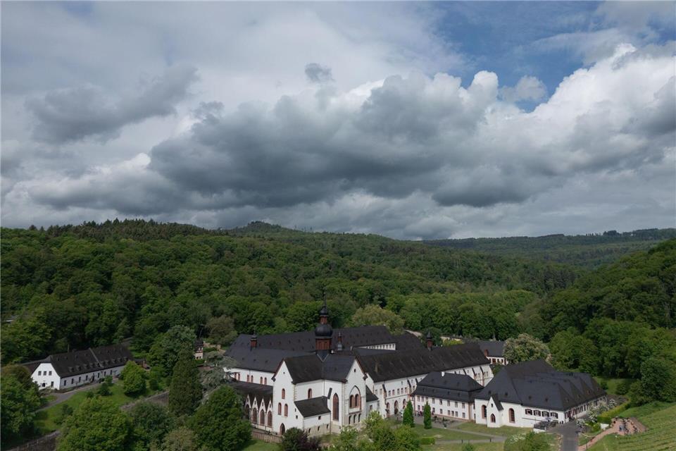 Dunkle Wolken können heute Gewitter und Starkregen bringen.  Boris Roessler/dpa