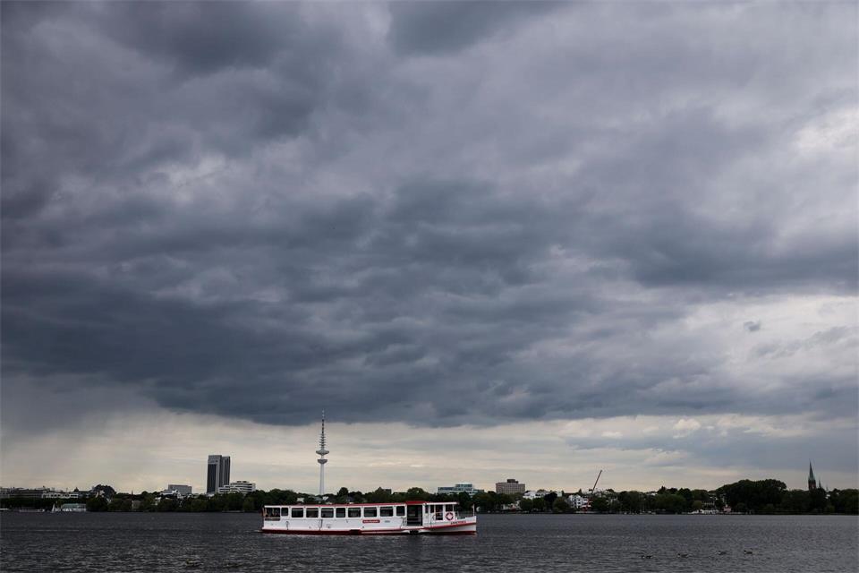 Dunkle Wolken über Hamburg. (Archivbild)Christian Charisius/dpa