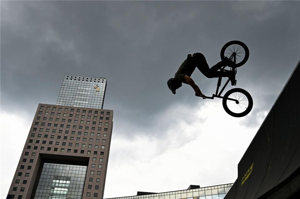 Dunkle Wolken über der Fahrradmesse Eurobike. (Archivbild)Arne Dedert/dpa
