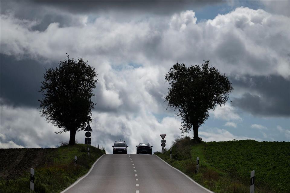 Bilder des Tages Dunkle Wolken über einer Landstraße in Baden-Württemberg.Marijan Murat/dpa