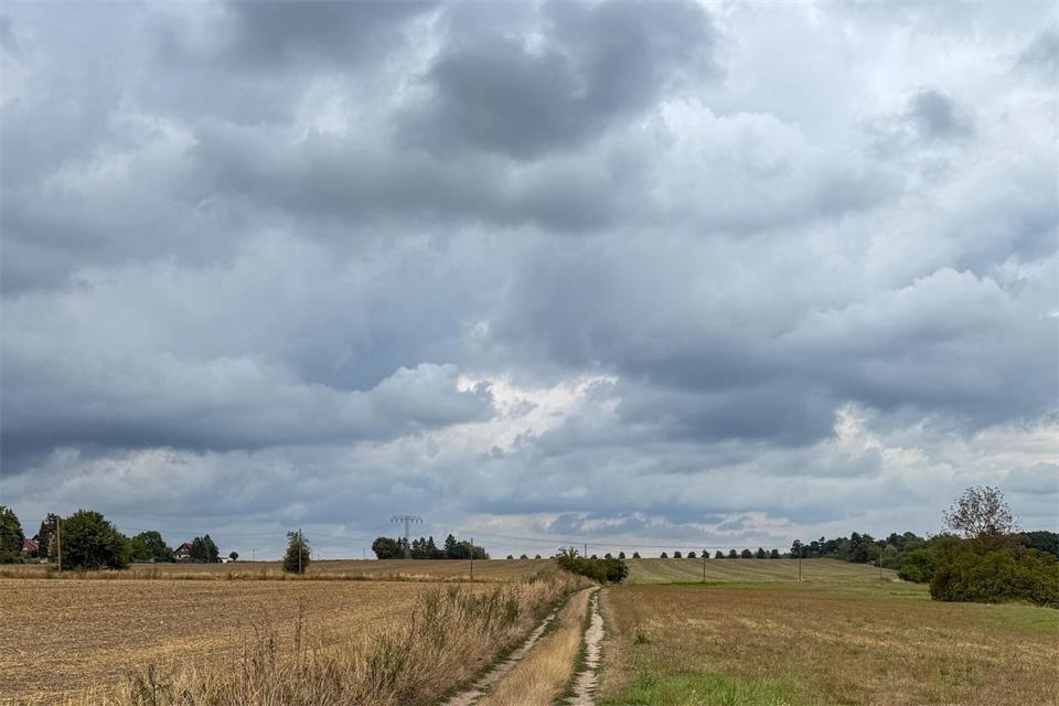 Dunkle Wolken und Gewitter ziehen nach der Vorhersage des Deutschen Wetterdiensts aus Westen heran. (Archivbild) Jan Woitas/dpa