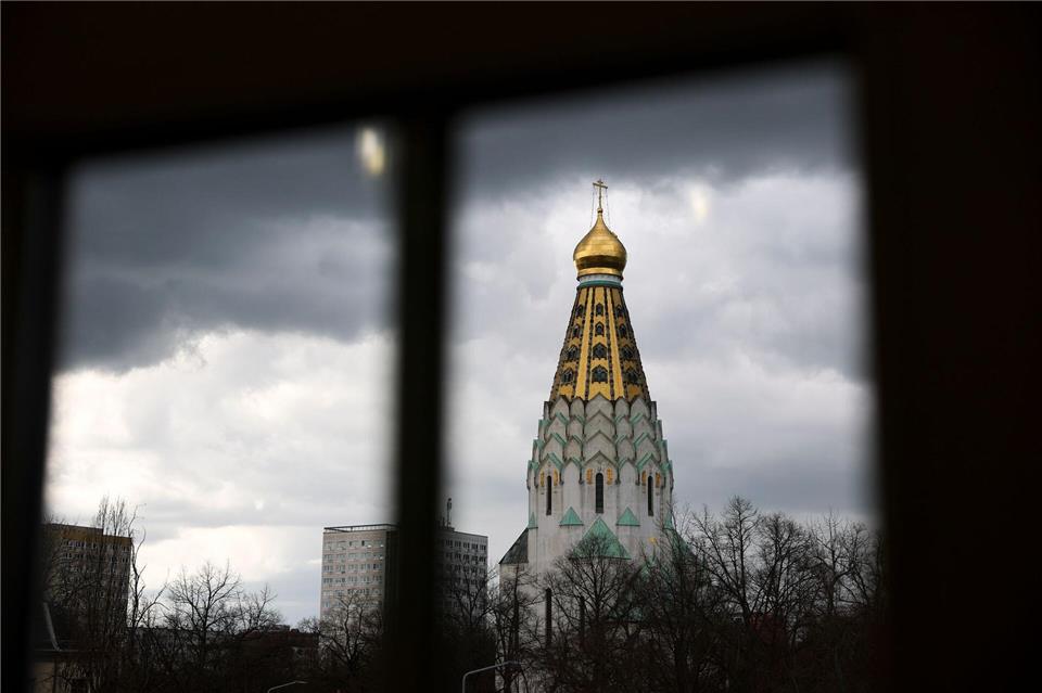 Dunkle Wolken und Schauer bestimmen den Wochenbeginn. (Symbolbild)Jan Woitas/dpa