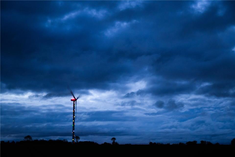 Dunkle Wolken und stürmisches Wetter verheißen für die privaten Versicherungsunternehmen in Deutschland oft nichts Gutes. (Symbolbild)Julian Stratenschulte/dpa