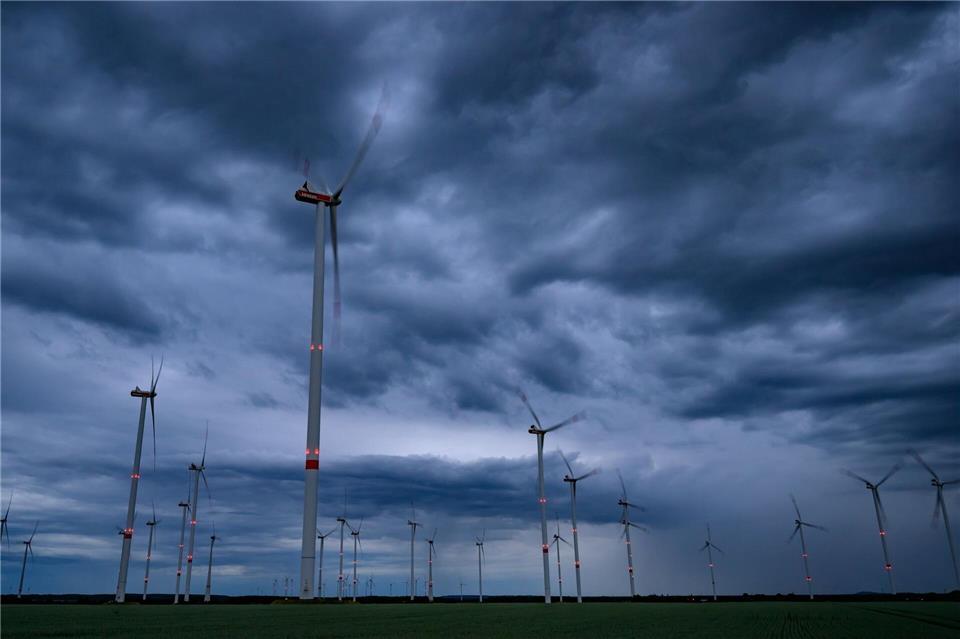 Dunkle Wolken werden immer wieder über Berlin und Brandenburg ziehen. (Symbolbild)Patrick Pleul/dpa