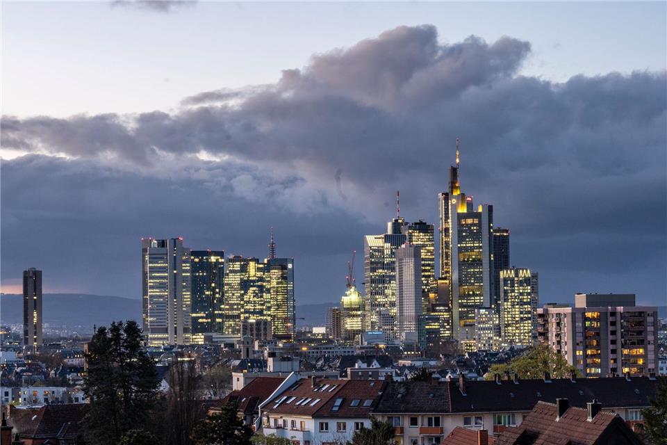 Dunkle Wolken zeigen sich in den kommenden Tagen vermehrt über Hessen. (Symbolbild)Andreas Arnold/dpa