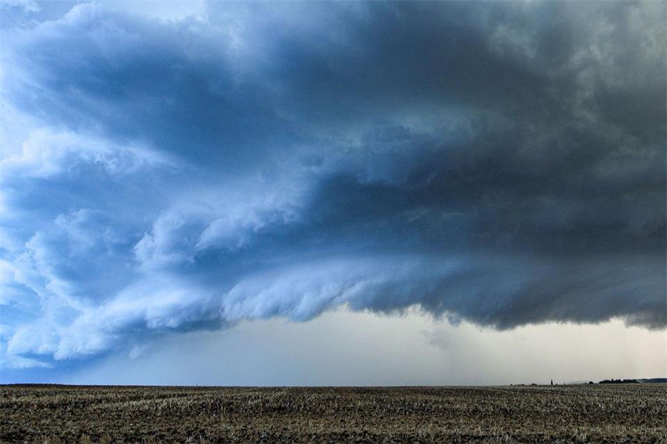 Dunkle Wolken ziehen am Wochenende über Hessen. Alexander Wolf/onw-images/dpa