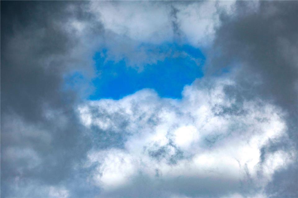 Dunkle Wolken ziehen am morgendlichen Himmel über die Eifel. (Symbolbild)Thomas Banneyer/dpa
