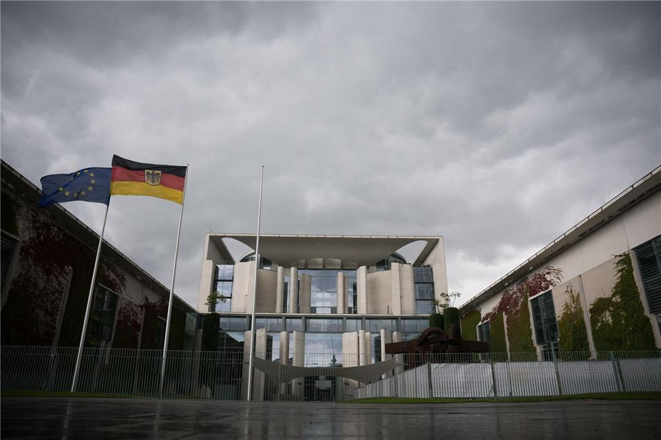 Dunkle Wolken ziehen über das Bundeskanzleramt. (Archivbild)Sebastian Christoph Gollnow/dpa