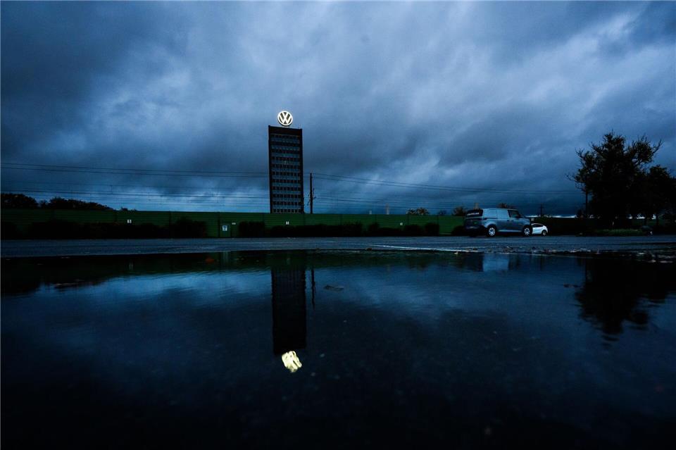 Bilder des Tages  Dunkle Wolken ziehen über das Markenhochhaus von Volkswagen auf dem Gelände vom VW Stammwerk in Wolfsburg hinweg.Julian Stratenschulte/dpa