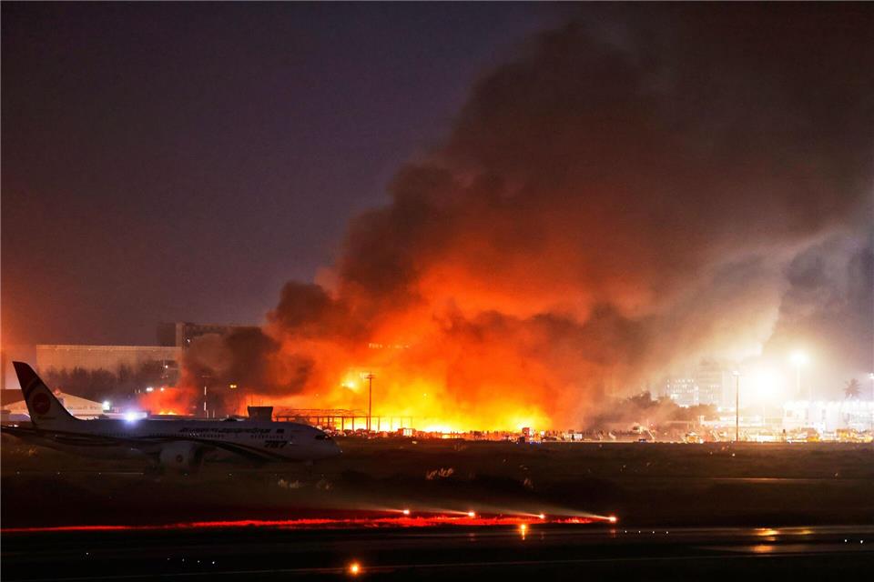 Bilder des Tages Dunkler Qualm steigt bei einem Brand am Hazrat Shahjalal International Airport in Bangladesch auf. Der Flugbetrieb wurde eingestellt. Rajib Dhar/AP/dpa