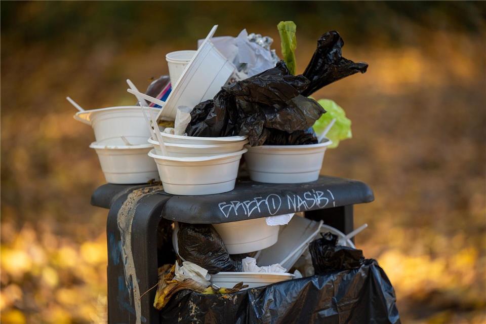 Durch Einwegverpackungen bei Essen zum Mitnehmen fällt viel Müll an. (Symbolbild) Monika Skolimowska/dpa-Zentralbild/dpa