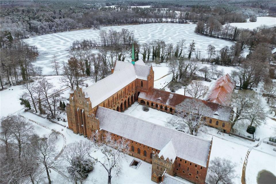 Durch Frost wird stellenweise auch Glätte erwartet. Patrick Pleul/dpa