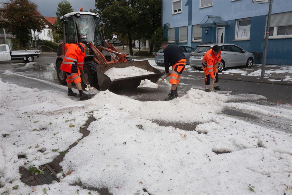 Durch Gewitter ging auch eine größere Menge Hagel nieder. Nicklas Walther/onw-images/dpa