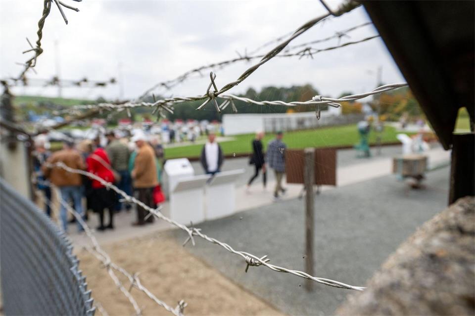 Durch Mödlareuth verlief einst eine Mauer, die das Dorf trennte. Pia Bayer/dpa