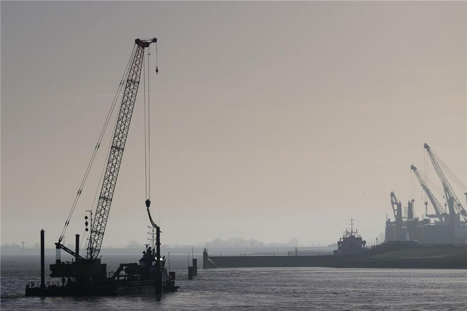 Durch Rammschläge auch an Sonntagen sollen im Hafen von Cuxhaven neue Terminalflächen entstehen. (Archivbild)Philipp Schulze/dpa