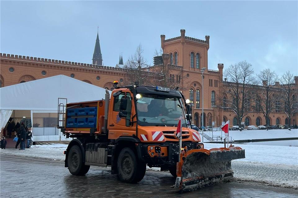 Durch Tauwetter drohen Dachlawinen. (Archivbild)Alma Friedrichs/dpa