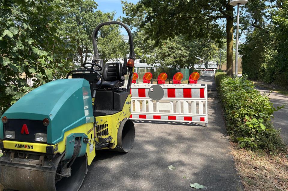 Durch Wurzeln gibt es auf den Wegen im Stadtpark immer mal kleine Erhebungen. Aktuell werden diese von Mitarbeitern des Bauhofs ausgebessert.