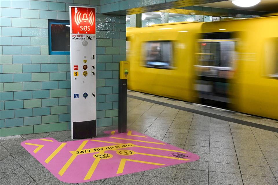 Durch auffällige Markierungen will die BVG ihre Notrufsäulen besser sichtbar machen.Jens Kalaene/dpa