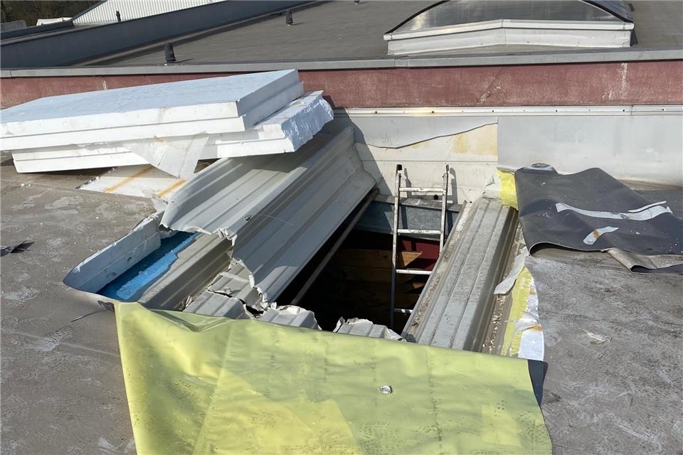 Durch das Dach gelangten die Täter in ein Geschäft und klauten Fahrräder.