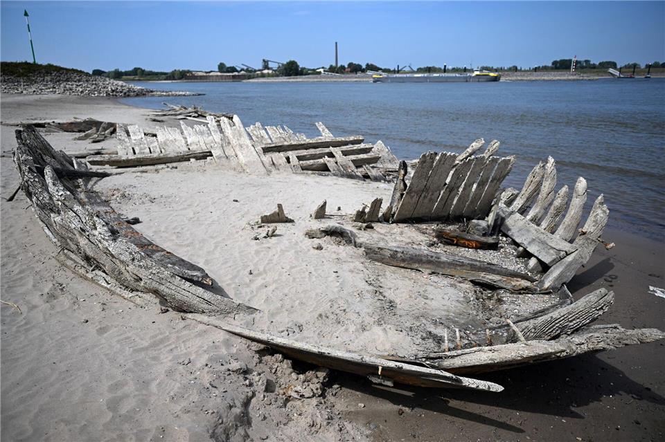 Durch das Niedrigwasser ist auf dem Rhein das Wrack des einstigen Holz-Frachtschiffes „De Hoop“ aus dem späten 19. Jahrhundert aufgetaucht. Federico Gambarini/dpa