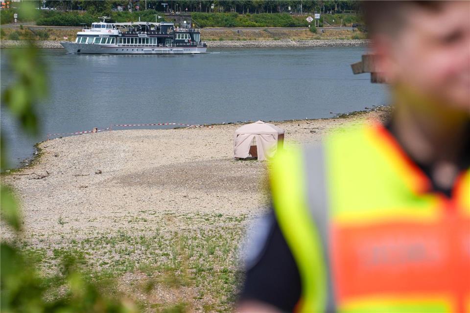 Durch das Niedrigwasser ist im Rhein bei Köln-Deutz jüngst eine Weltkriegsbombe gefunden worden. (Archivbild)Alexander Franz/dpa