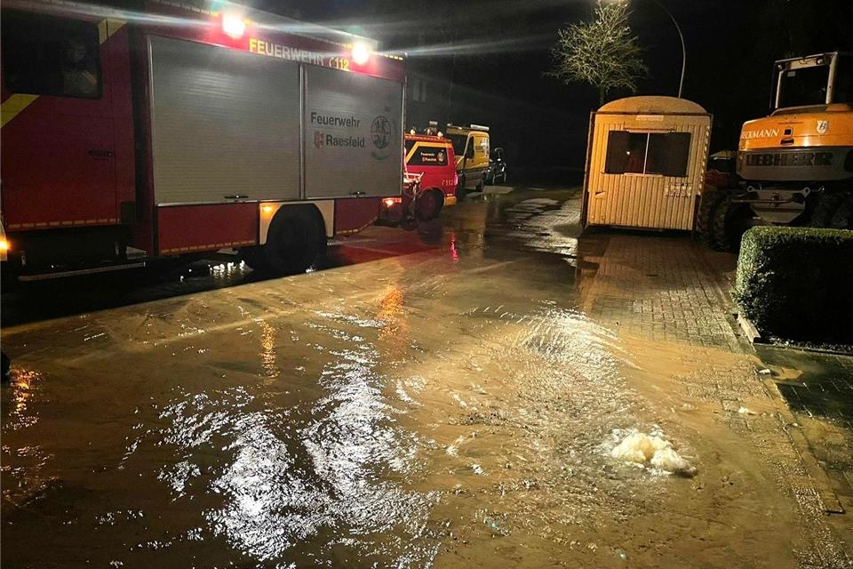 Durch das ausgelaufene Wasser wurde die Straße überflutet und teilweise unterspült.