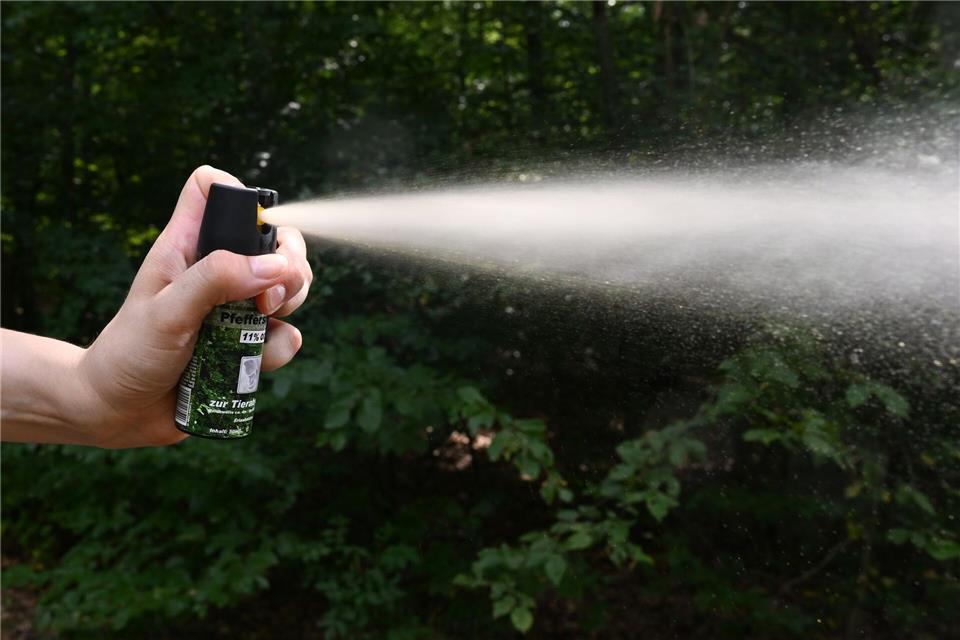 Durch das eingeatmete Pfefferspray kam es bei den Menshcen zu Atemwegsreizungen. (Symbolbild)Bernd Weißbrod/dpa