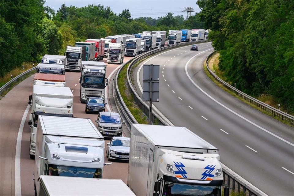 Durch das gelockerte Lkw-Fahrverbot kommt es zu einem größeren Verkehrsaufkommen. (Archivbild)Patrick Pleul/dpa