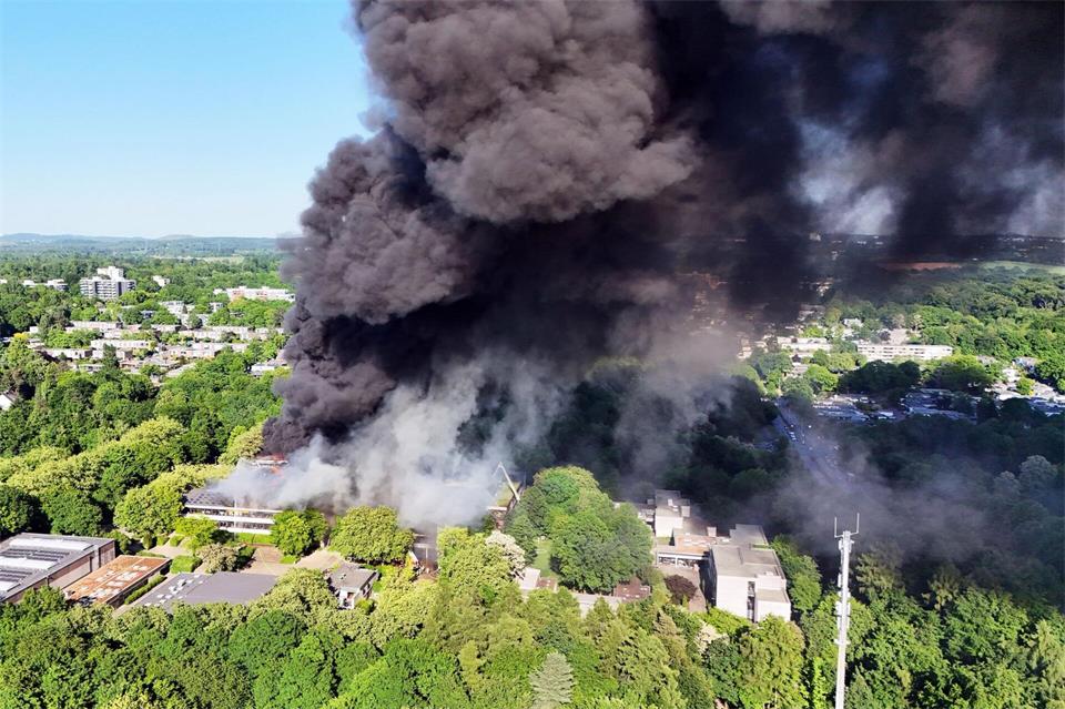 Durch das große Feuer in Erkrath bei Düsseldorf wurden zwei Schulgebäude zerstört. (Archivbild)Gianni Gattus/dpa