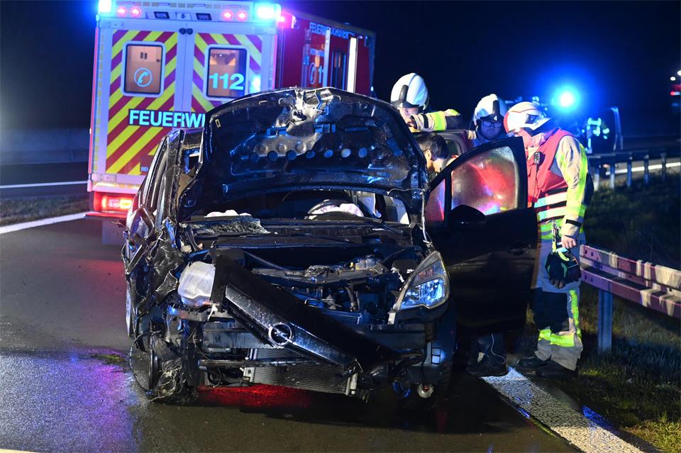 Durch den Aufprall und die Weiterfahrt ist der Wagen erheblich beschädigt worden. Auch der Motorraum fing Feuer und musste von der Feuerwehr gelöscht werden. 