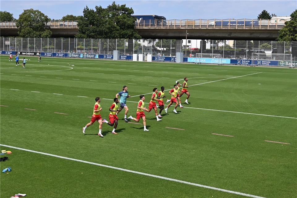 Durch den Ausbau der Autobahn an der Leverkusener Arena entfallen in Zukunft Trainingsflächen, Gebäude und Parkplätze.Federico Gambarini/dpa