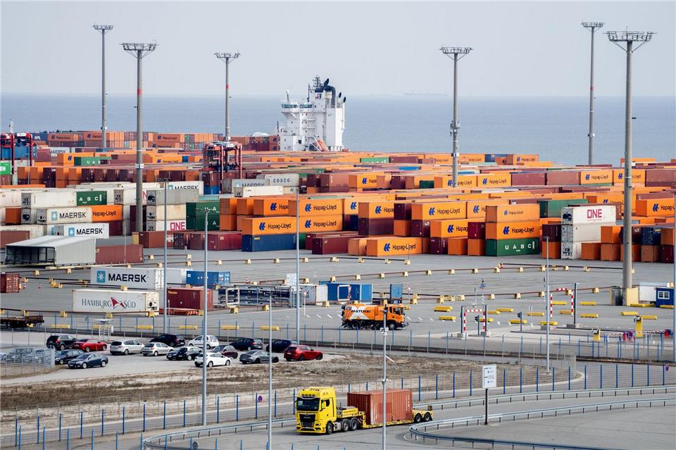 Durch den Austritt der giftigen Flüssigkeit wurden drei Menschen im JadeWeserPort verletzt. (Archivbild)Hauke-Christian Dittrich/dpa