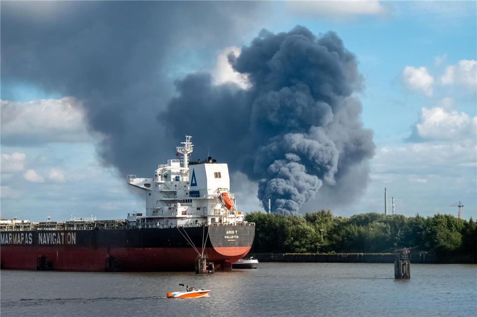 Durch den Brand einer Lagerhalle im Hamburger Hafen sind drei Menschen verletzt worden.Bodo Marks/dpa