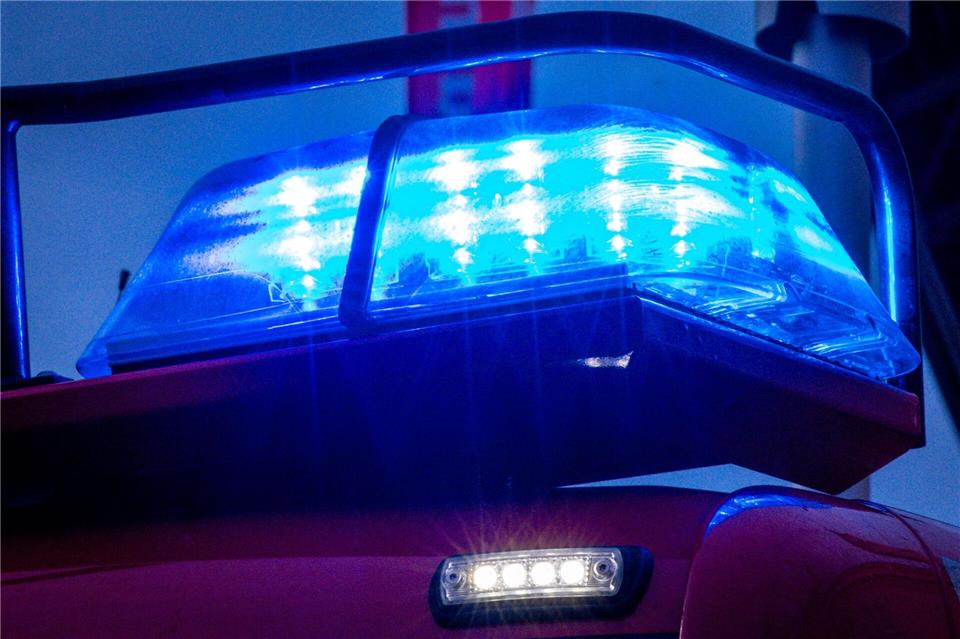 Durch den Brand sind sechs Wohnungen vorerst nicht bewohnbar. (Symbolbild)Jens Büttner/dpa