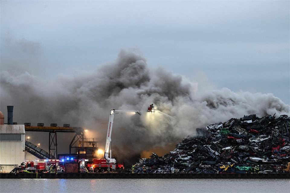 Durch den Brand von Altmetall auf dem Schrottplatz ist eine große Rauchwolke entstanden, die auch von einem starken Geruch begleitet wird.Lars Penning/dpa