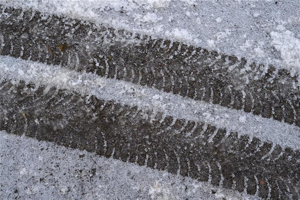 Durch den Dauerfrost bleiben die Straßen glatt. (Symbolbild) Patrick Pleul/dpa