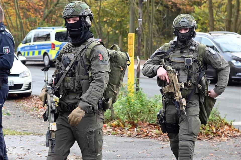 Durch den Drohanruf rückte eine Spezialeinheit der Polizei zum Schulzentrum Neue Schule aus. Das ganze Gebäude wurde damals evakuiert.