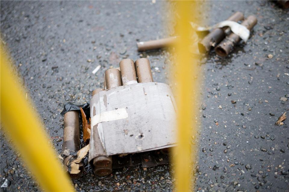 Durch den Heckenbrand entstand etwa 20.000 Euro Schaden. (Symbolbild)Sebastian Christoph Gollnow/dpa